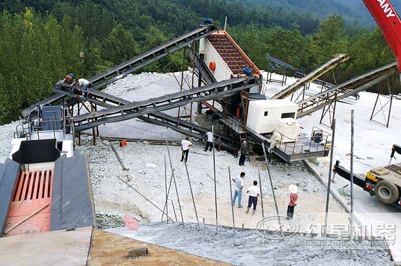 花岗岩移动式碎石机现场